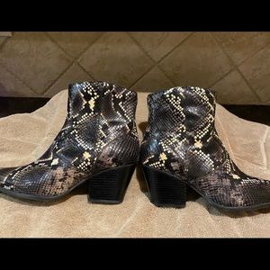 Johnston & Murphy Snakeskin Boots